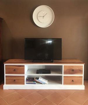 Hampton / Country style Tv Cabinet