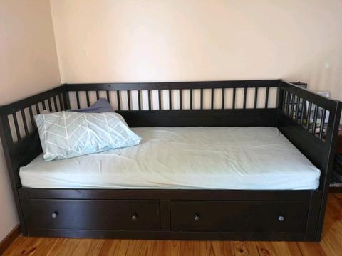 Large day bed