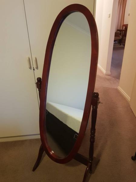 Free standing oval mirror