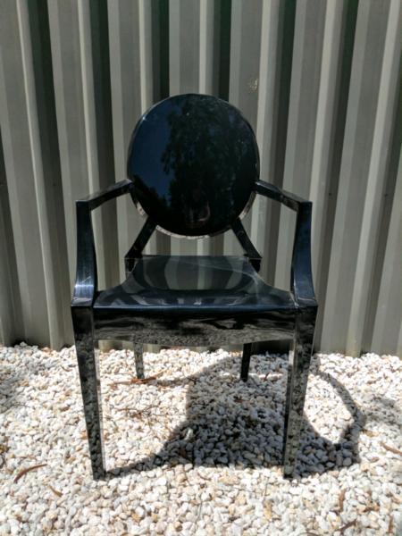 Black decrotive chair
