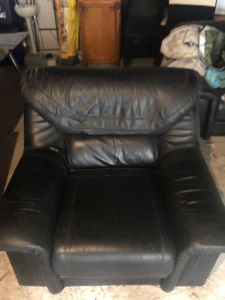 Single Seater - Black leather couch. Great Gaming chair
