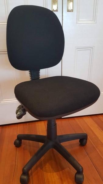 Fully adjustable office chair