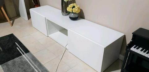 Entertainment unit with glass top