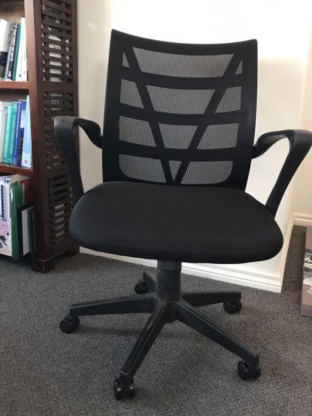Swivel office chair black with arm rests