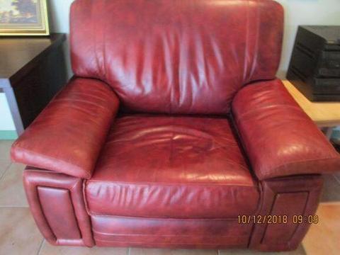 Good condition Burgundy / brown leather lounge suite