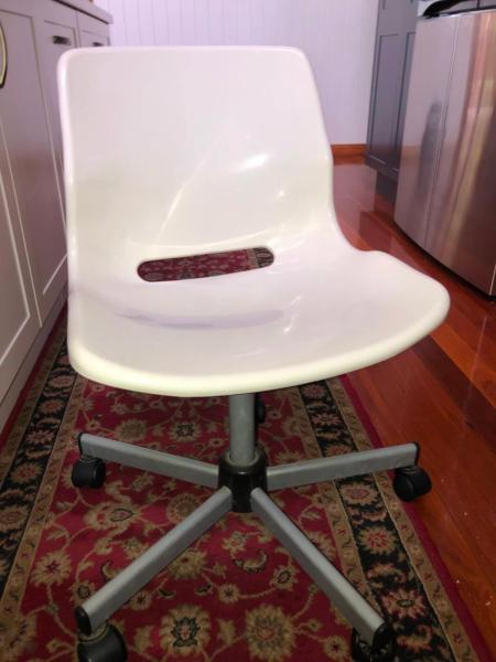 FREE White Swivel Chair PC
