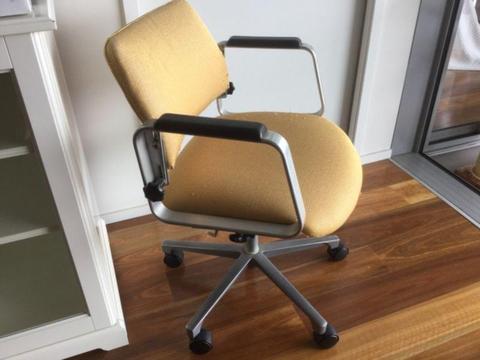 Quality adjustable office chair on castors