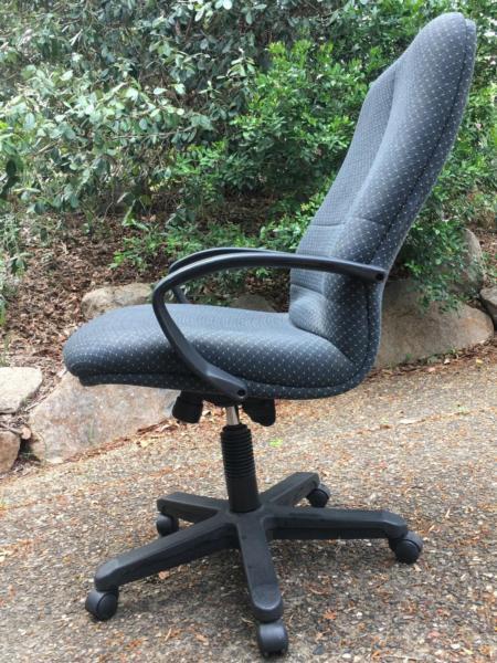 Swivel Cushioned Desk Chair