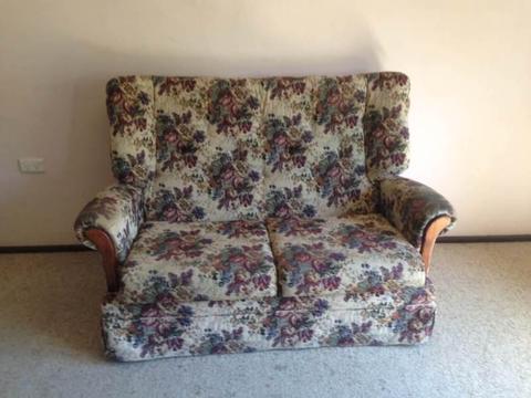 FREE Lounge Suite- MESSAGE MOBILE NO EMAILS
