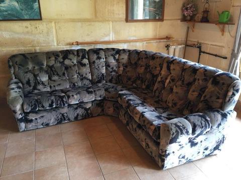L shaped couch/lounch