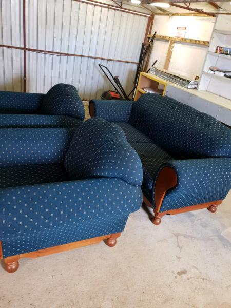 Magnificent 2.5 seater lounge and 2 chairs