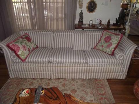 SETTEE 3 SEATER CLASSIC PATTERN LINEN MATERIAL