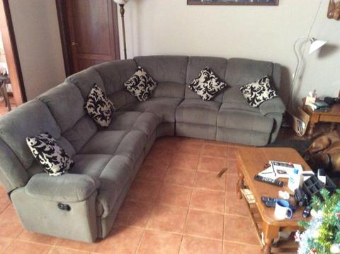 Settee modular with recliners