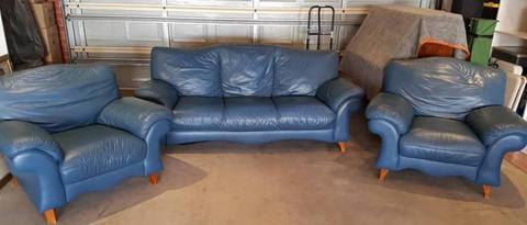 LEATHER LOUNGE, 3 SEATER & 2 CHAIRS