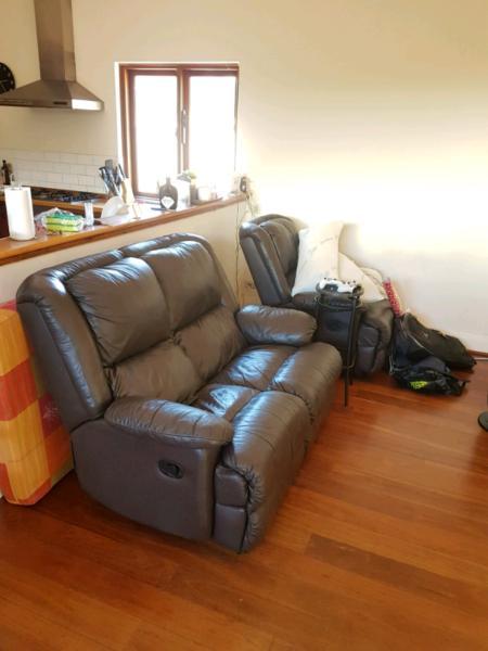 Reclineable couches