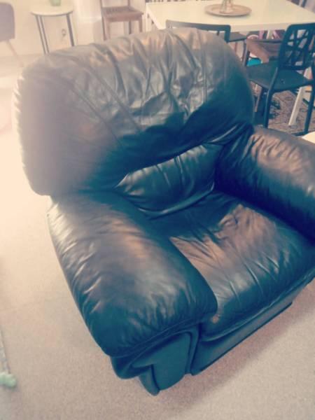 2x balck leather recliners