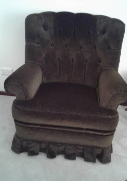 Lounge Suite 3 piece beautiful chocolate brown old style as new