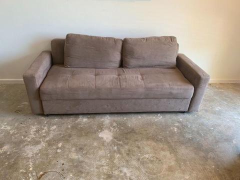 3 seater couch/pull out bed