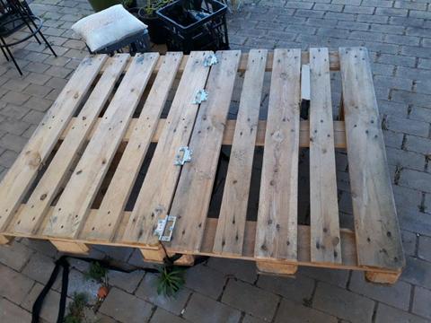 SOLID COOL COUCH/BED IN PALLETS