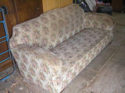 Free 1930s lounge suite