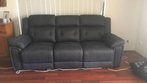 Black 3-seater powered leather Recliner sofa in new condition