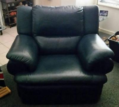 2pce Navy Leather-look Lounge Suite in great condition