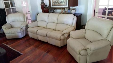 Lounge suite recliners