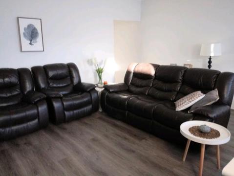 Quality Leather recliner ounge suite