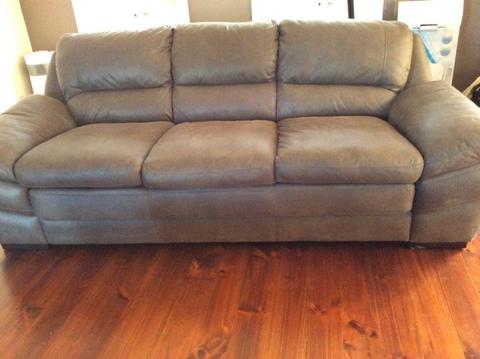LEATHER VERY SOFT THREE SEATER& TWO SEATER LOUNGE SUITES LIKE NEW
