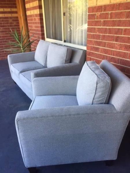 2 SEATER PLUS 1 CHAIR EXC COND COSY VERY COMFORTABLE