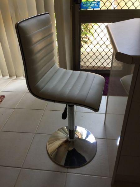Bar stool excellent condition $15