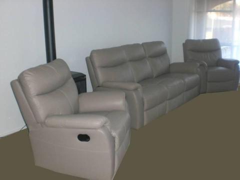 3 PIECE LEATHER RECLINER LOUNGE SUITE AS NEW!