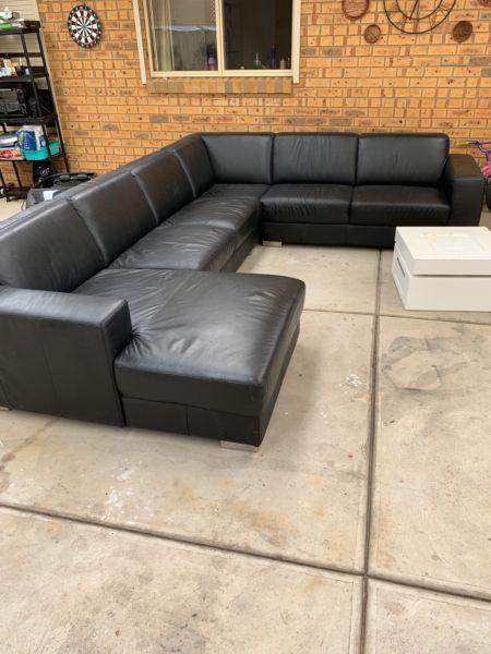 Maddox - Leather Corner Suite in good condition