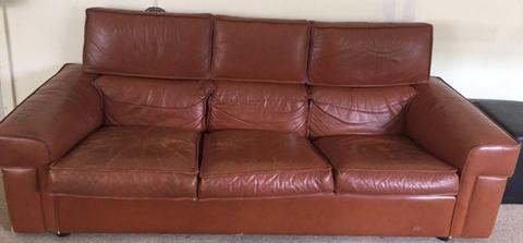 LEATHER LOUNGE SUITE FOR SALE