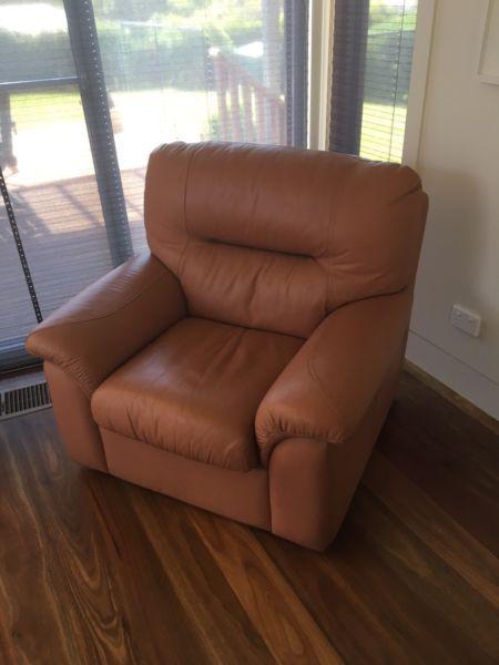 As new 3 piece leather lounge suite