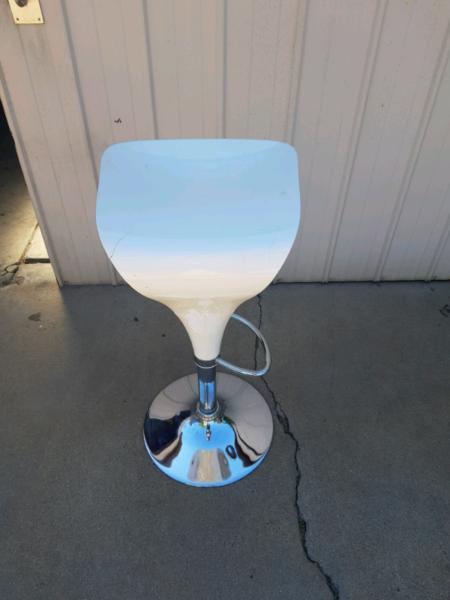Bar stool in white