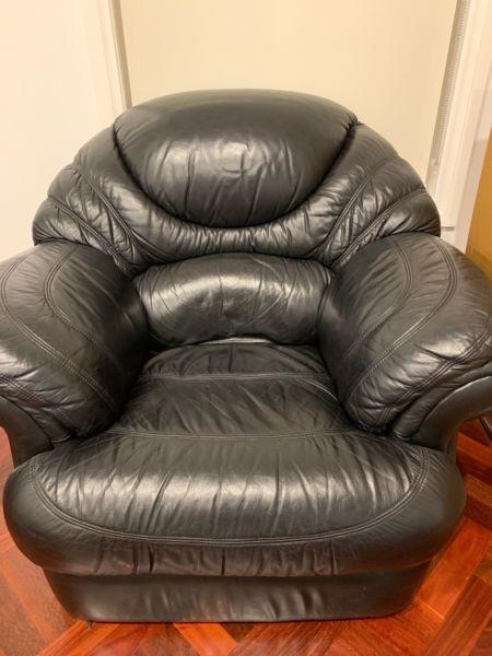 100%PERFECT CONDITION DURABLE BLACK LEATHER SOFAS x2