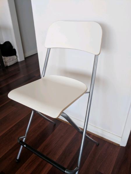 4 x white stools / white chairs