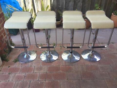Breakfast bar stools x4