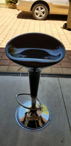 Solid bar stool