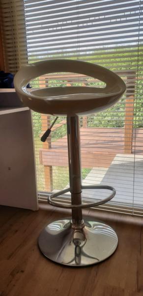 White stool in excellent condition