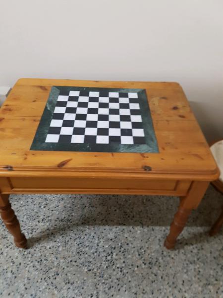 Solid chess set table