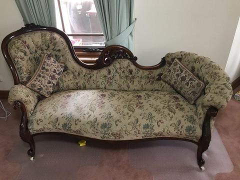Chaise longe and 2 chairs