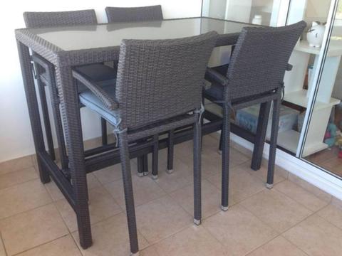 WICKER BAR TABLE/CHARCOAL & 6 MATCHING BAR CHAIRS WITH CUSHIONS