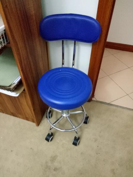 Beauty chair with hydraulic lift