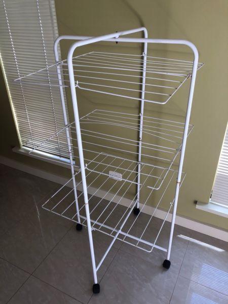 Clothes hanging rack
