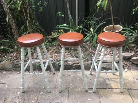 3 Retro stools