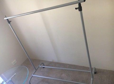 Hanging rack with adjustable height