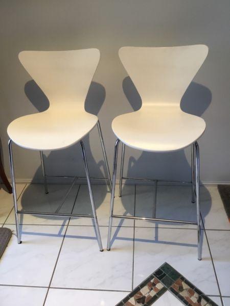2 breakfast stools