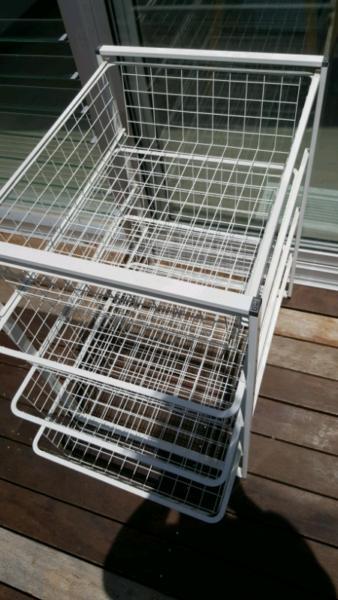 4 stackable wire frames & baskets